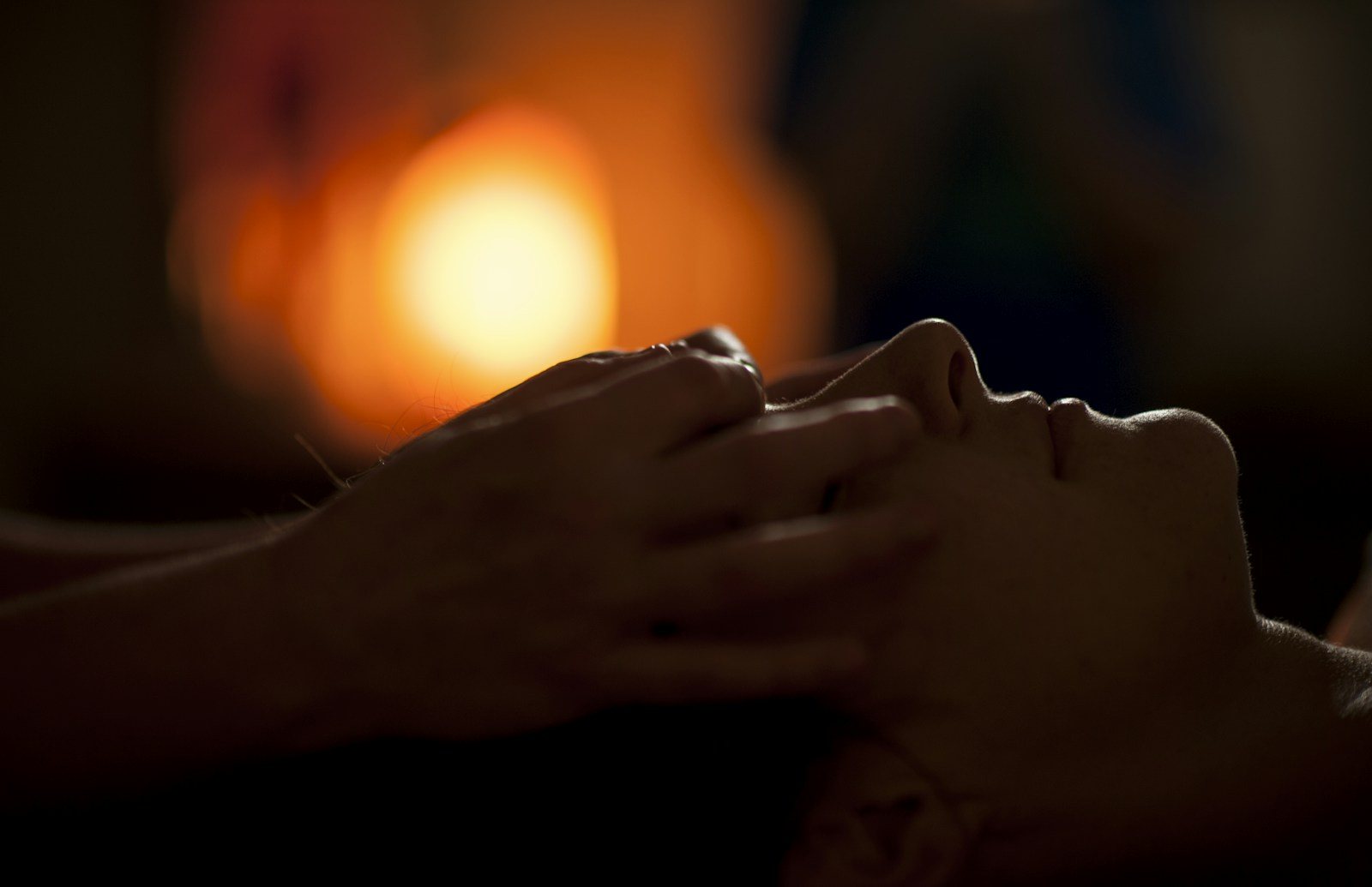 Mãos em posição de Reiki sobre fundo suave e acolhedor